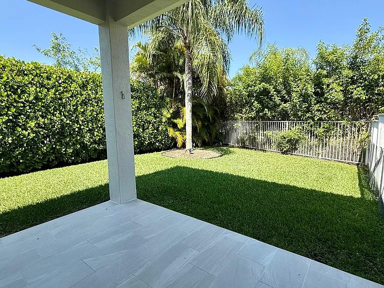 522 Live Oak Ln — Photo 4