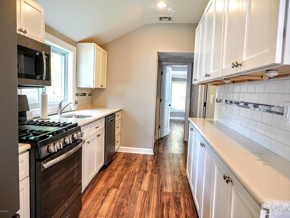 2nd image of 285 Shoreland Cir
