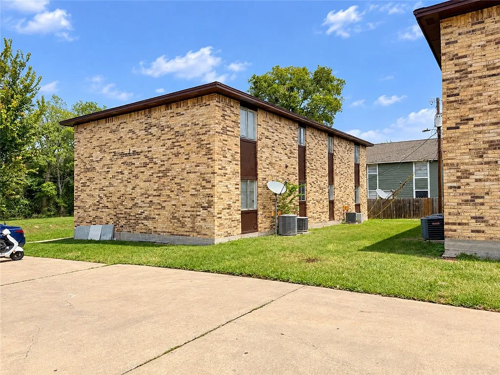 2 bed, 747 sqft, $950 — Photo 1