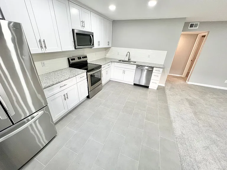 451 Frizzell Ave #D — Photo 14