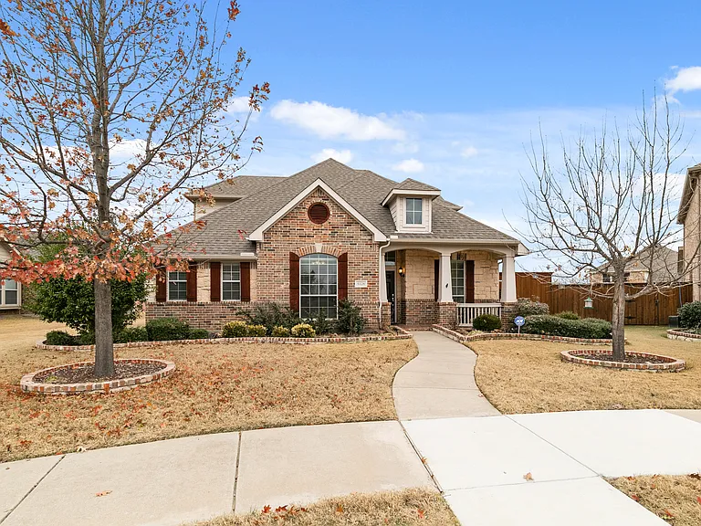5128 Oceana Dr — Photo 2