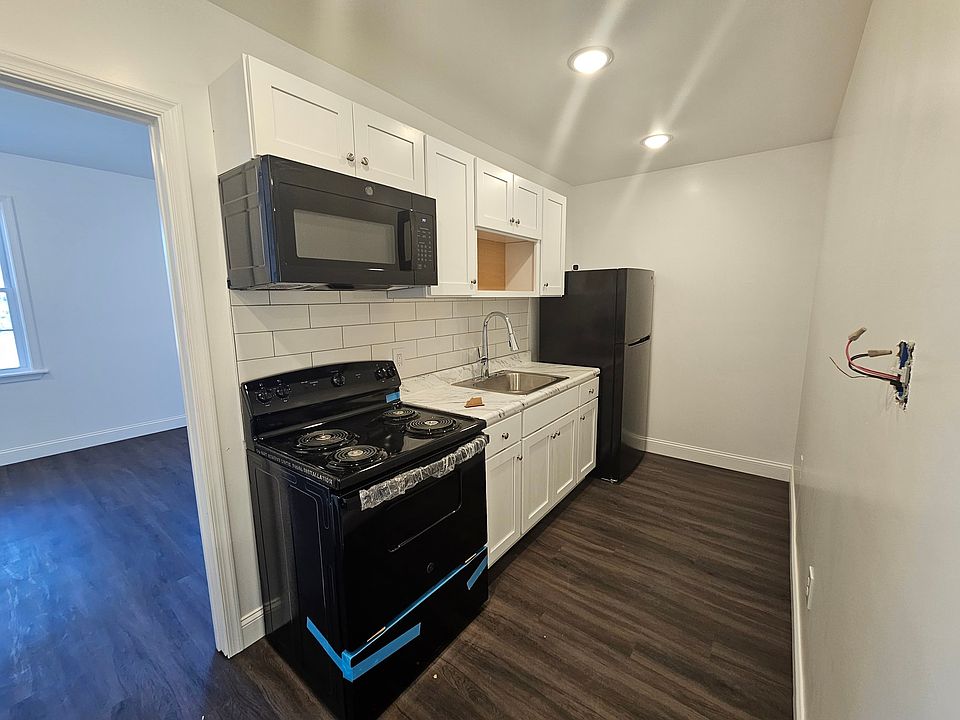 1st image of 526 Main St #3