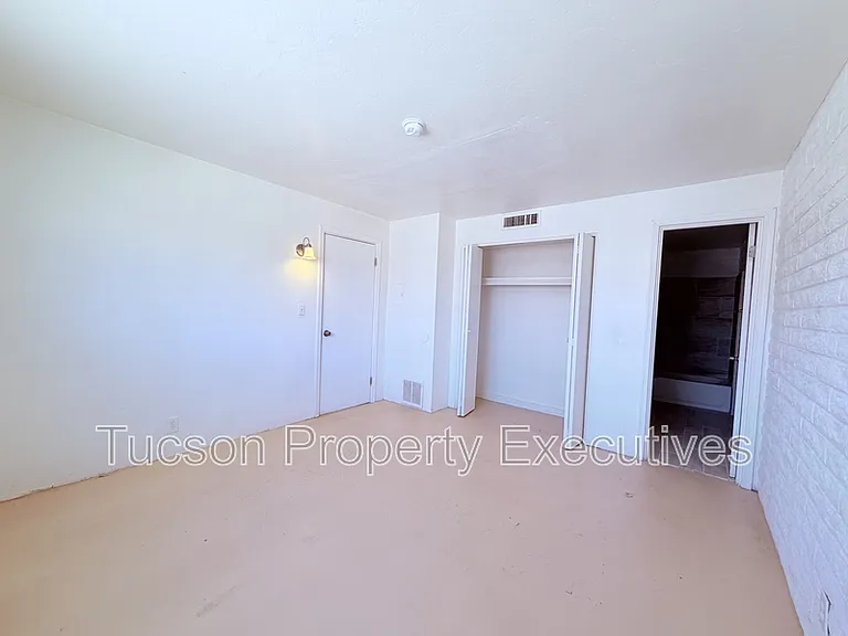 319 E Blacklidge Dr #2 — Photo 10