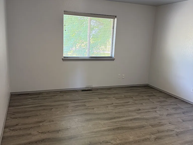 2112 Mead Ln — Photo 12