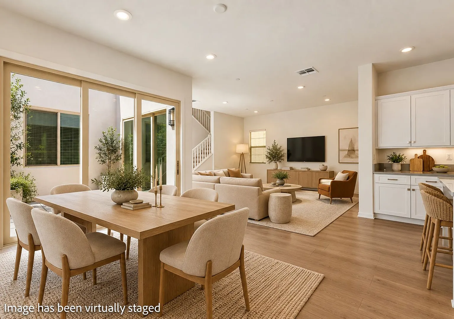 Gorgeous 3-Bedroom in Irvine's Parasol Park — Photo 2