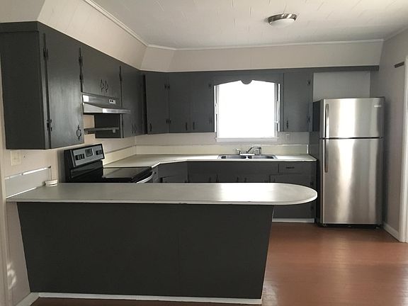 2nd image of 2842 Pine St
