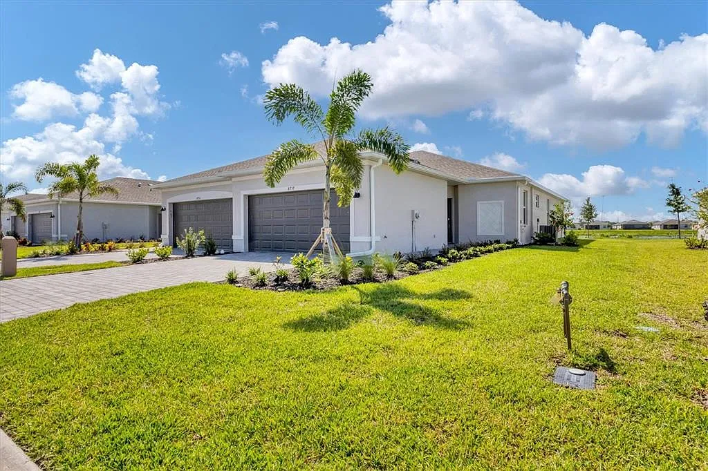 3 bed, 2.0 bath, 1417 sqft, $4,200 — Photo 2