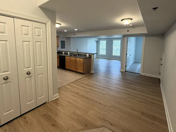 206 W Main St APT 2C, Saint Charles, IL 60174