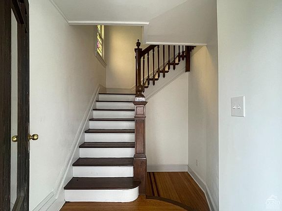 2nd image of 817 Columbia St #2