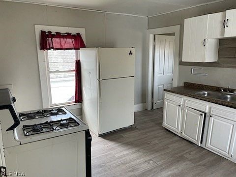 3rd image of 1018 W 2nd St