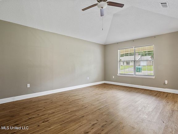 5th image of 15198 Parkwood Dr N