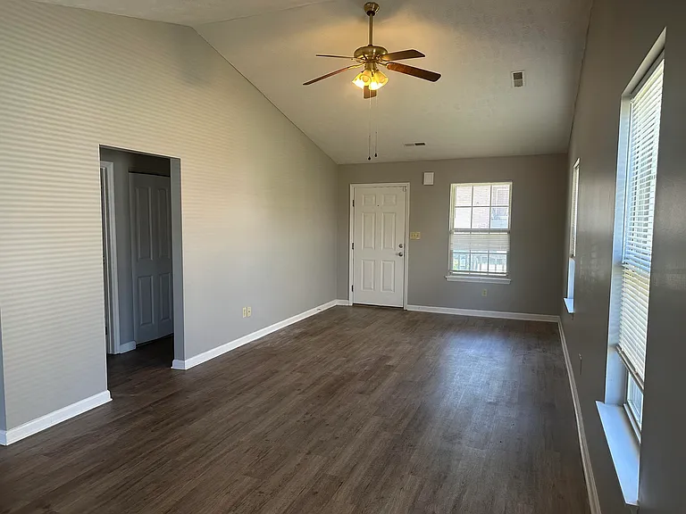 2548 Danielle Ln — Photo 4