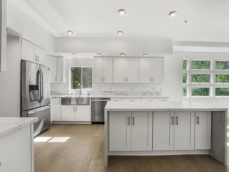1944 Seminole Dr — Photo 10