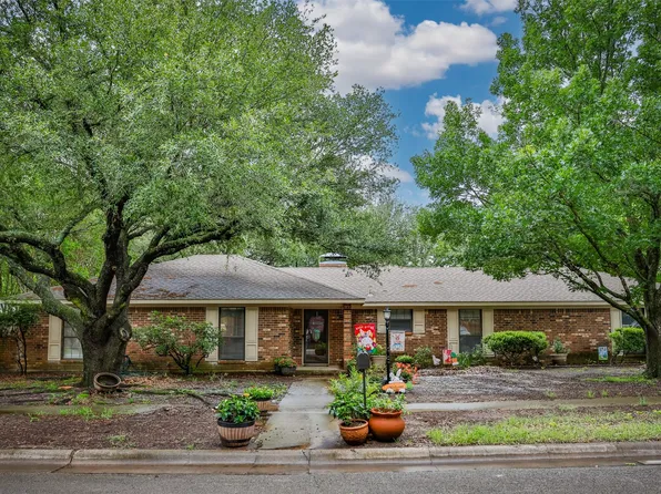 2002 Everglade Dr, Gainesville, TX 76240