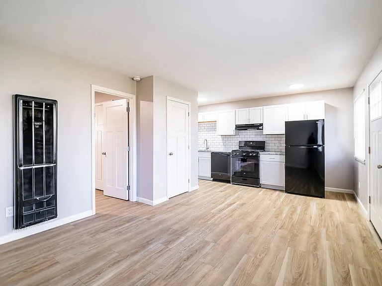 1075 Oak St — Photo 6