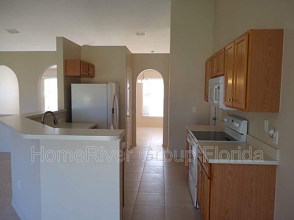 5th image of 1055 SW Idol Ave