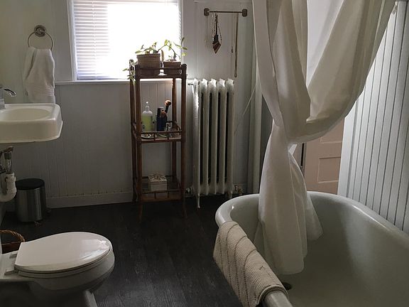 3rd image of 572 Laurel Ave APT 1