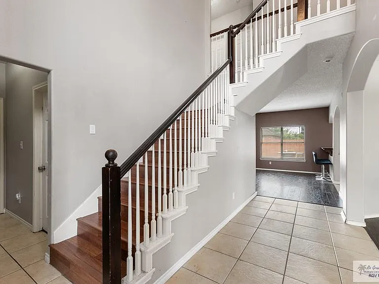 2784 Woodside — Photo 12