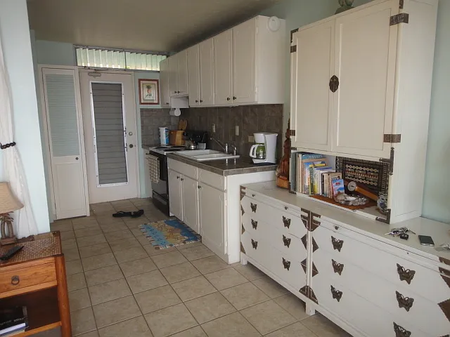Ocean Front Makaha Shores Studio — Photo 4