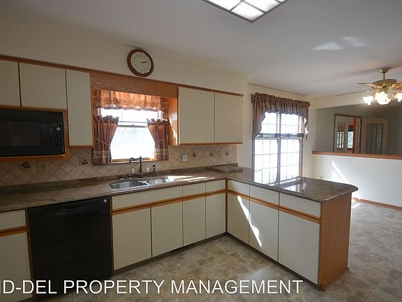 5th image of 402 Meadow Ln