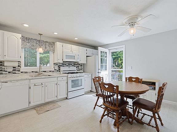 5th image of 14 Carol Dr #14
