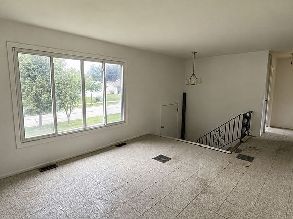 2nd image of 7043 Hemlock St