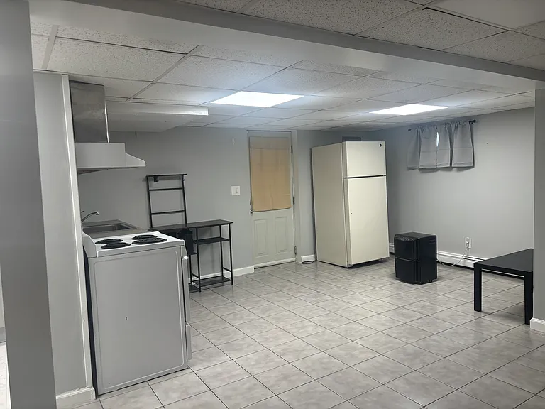 Coronet Cres — Photo 1