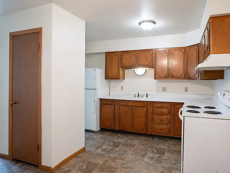 Fargo, ND Crown Court 1 Apartments | Kitchen