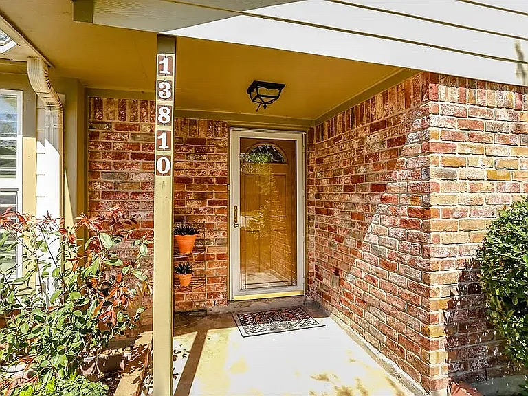 13810 Ivymount Dr — Photo 2