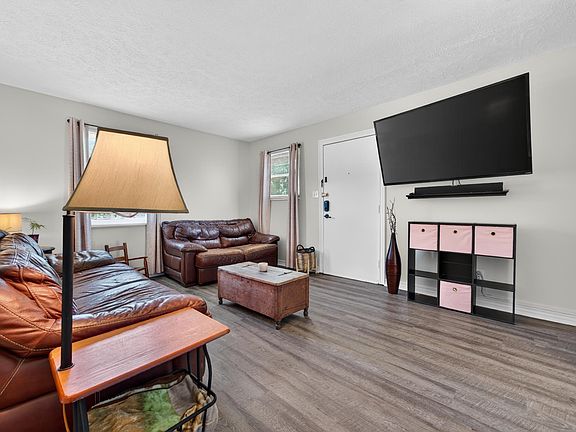 5th image of 2300 Carmelita Blvd