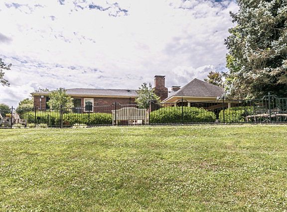 5th image of 301 Adams Hill Dr