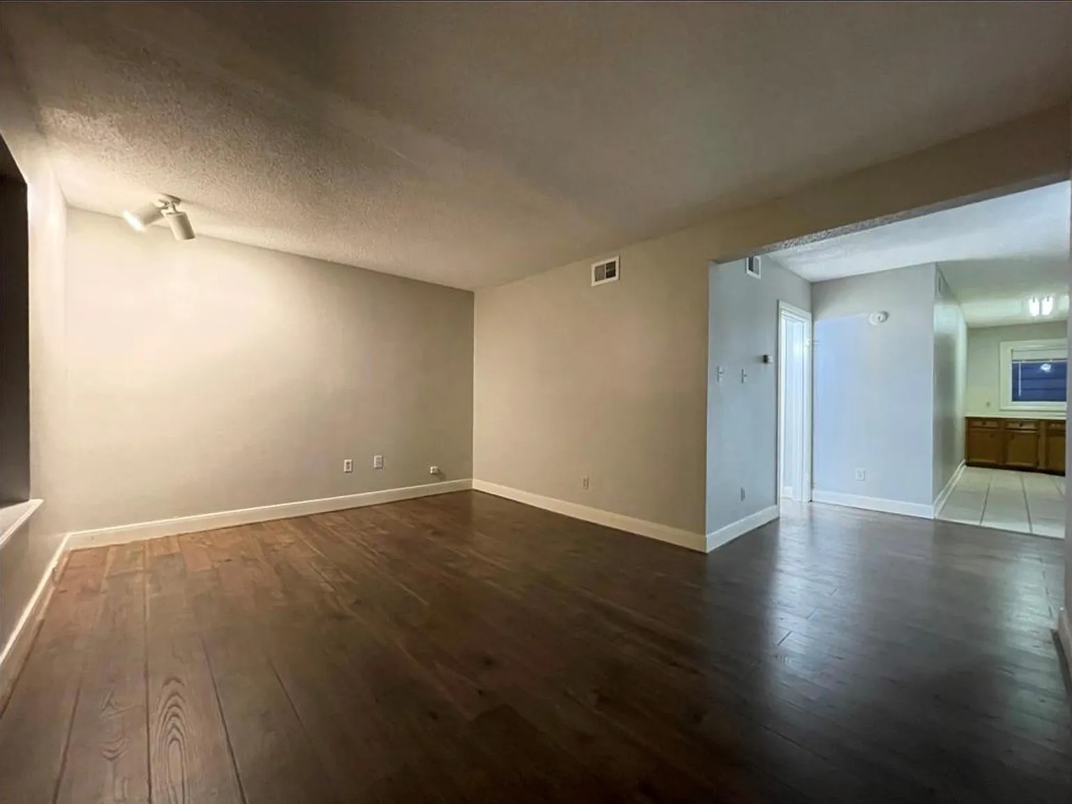 1 bed, 1.0 bath, 800 sqft, $1,350 — Photo 2