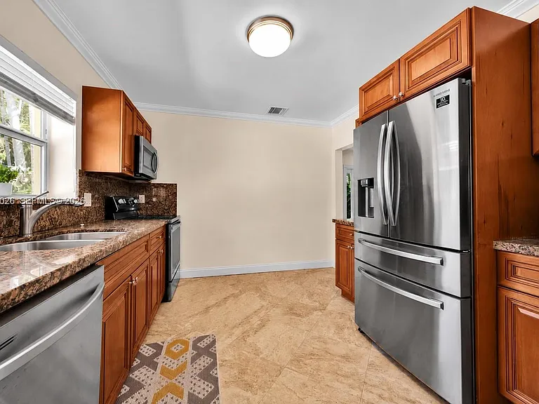 829 Medina Ave — Photo 8