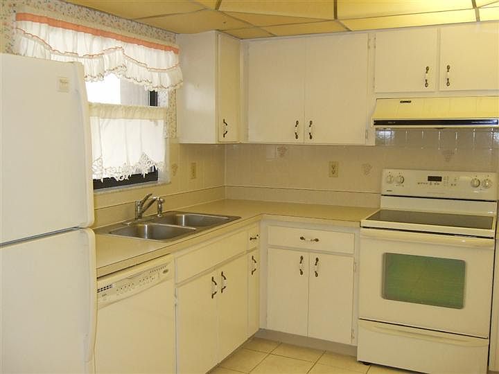 2nd image of 2530 Oakleaf Ln APT B