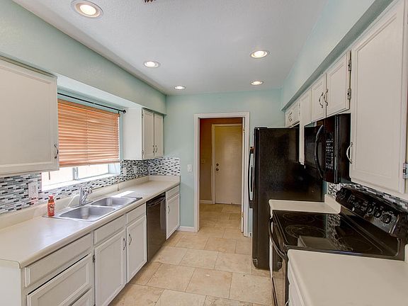 3rd image of 410 W Ross Ave