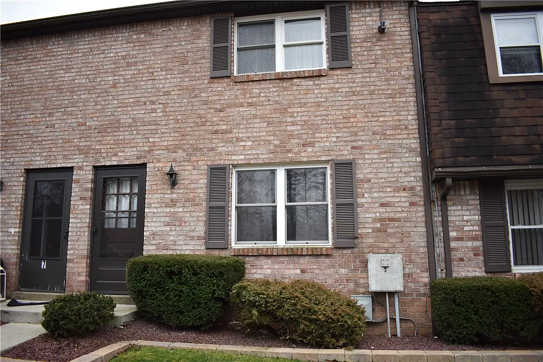 1685 Brodhead Rd APT 8 photo 1