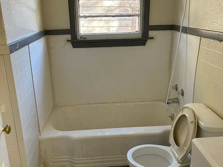 3902 Sumner St — Photo 3