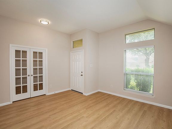 4th image of 914 Cove Crest Trl