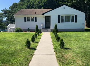 5 Trading Cove Dr, Norwich, CT 06360