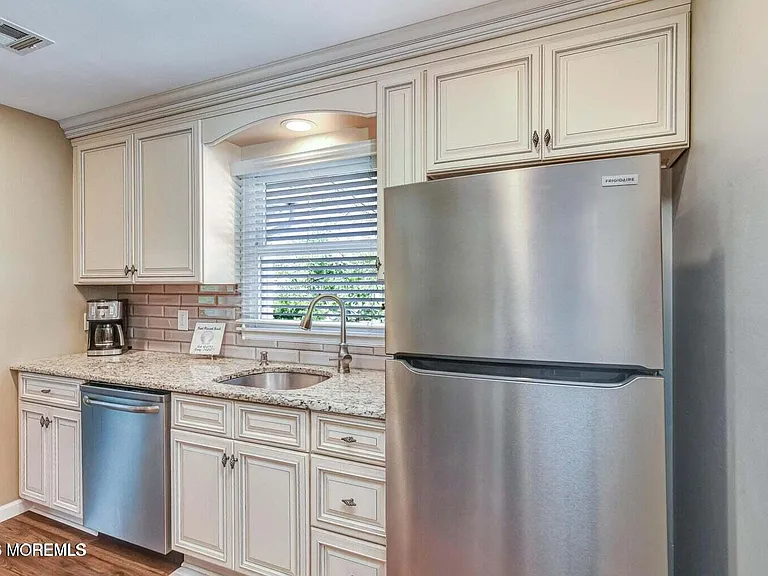 606 Bay Ave #6 — Photo 9