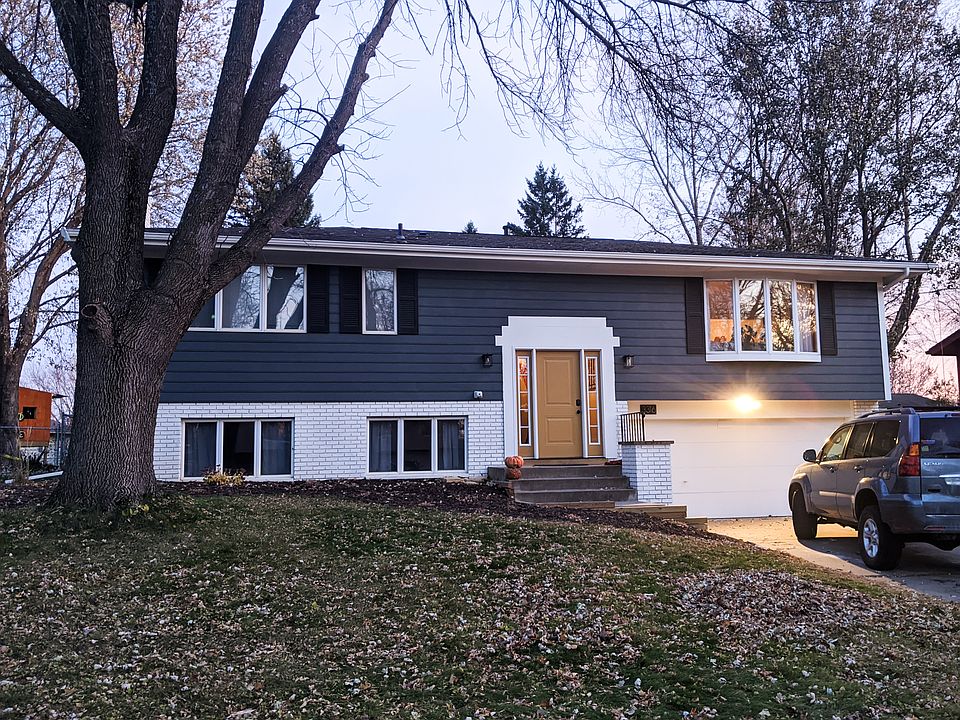 Street View, 4 car parking in driveway