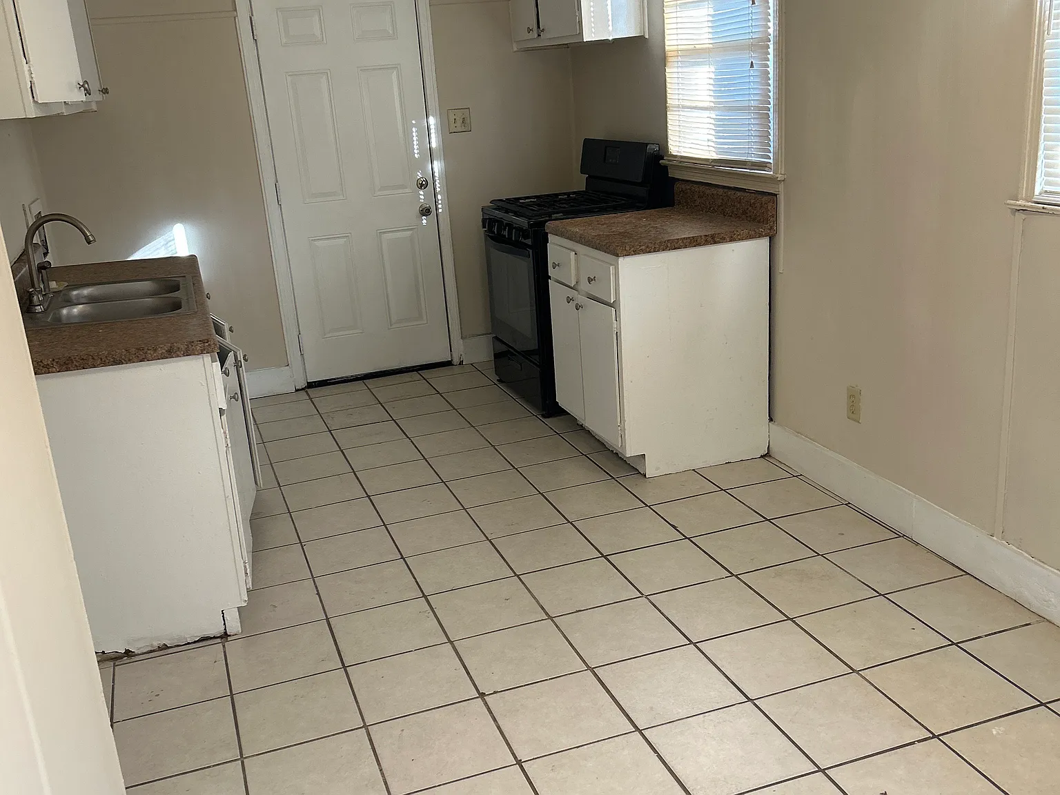 3 bed, 945 sqft, $825 — Photo 2