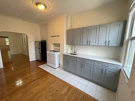 4th image of 77 Driggs Ave APT 2L