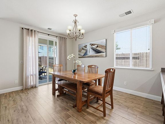 5th image of 986 Ashford Ln