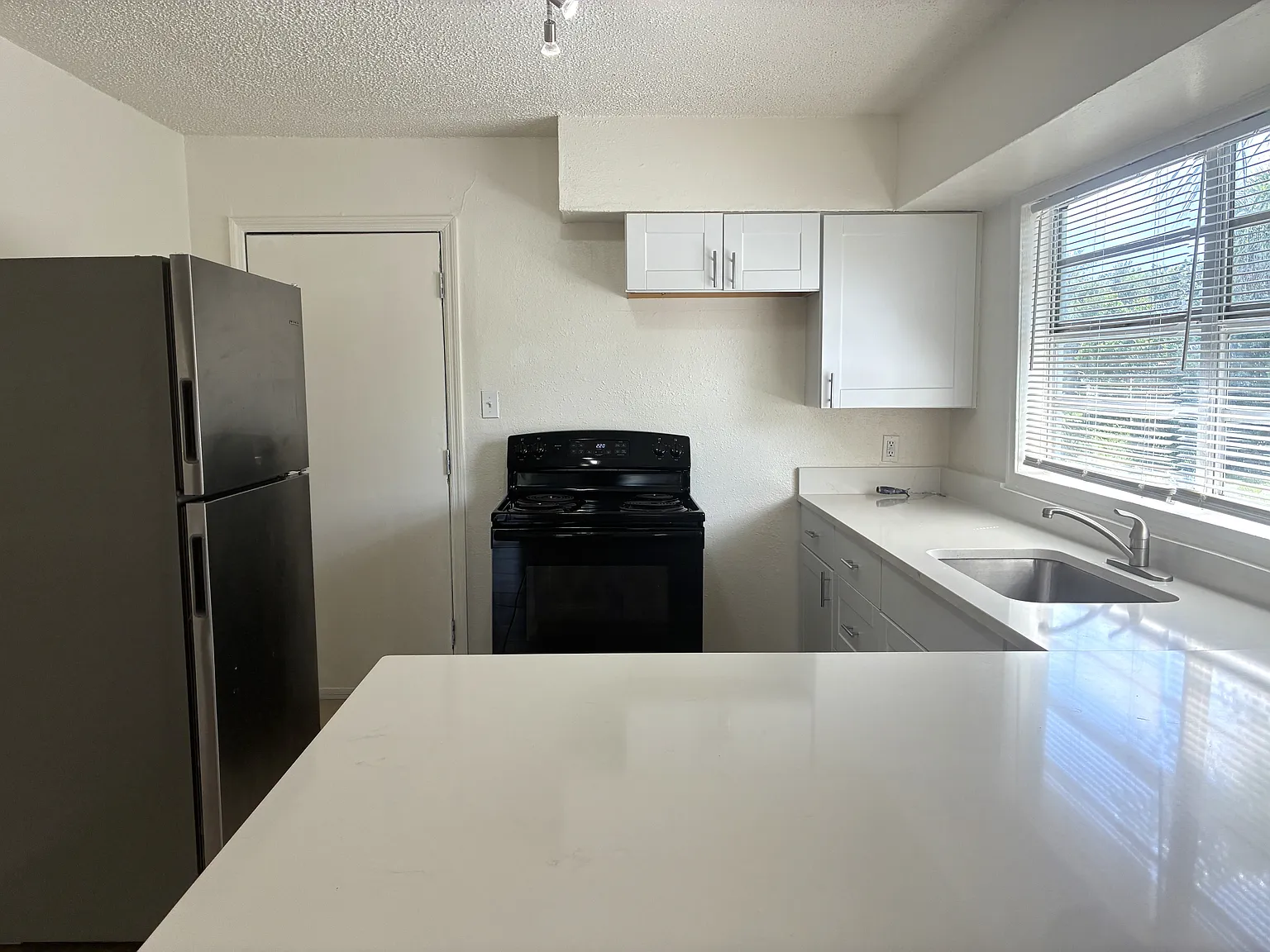 3 bed, 748 sqft, $1,850 — Photo 4