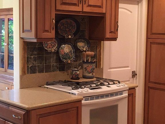 3rd image of 611 Paige Ln