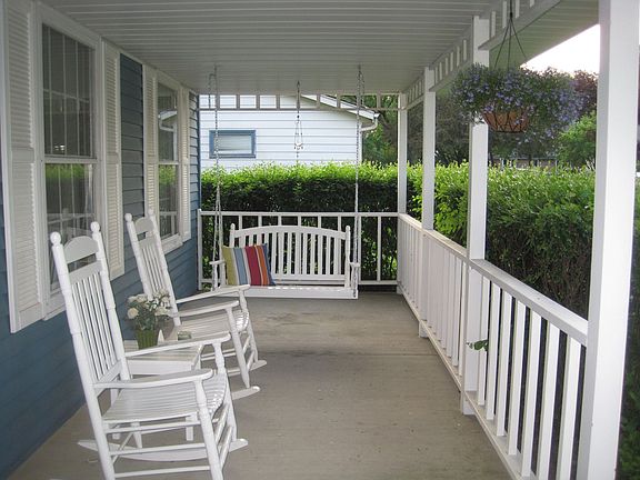 Bonus Oversized Fronch Porch - Swing Your Cares Away!