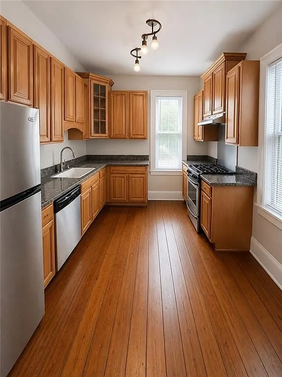 4 bed, 1.0 bath, 1200 sqft, $2,995 — Photo 2