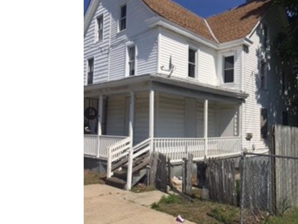 2nd image of 420 Oak St E