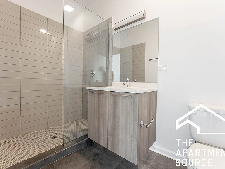 934 W Dakin St #301 — Photo 8